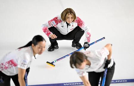 　トルコ戦の第２エンド、ショットの行方を見る吉村（共同）