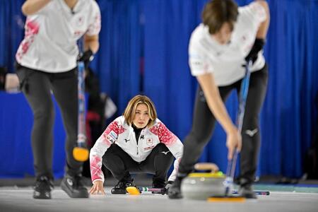 　トルコ戦の第５エンド、ショットの行方を見る吉村（共同）