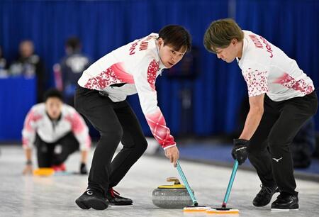 　韓国戦の第３エンド、スイープする柳沢（左）と小泉（共同）