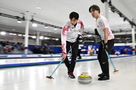 　韓国戦の第７エンド、スイープする柳沢。右は小泉（共同）