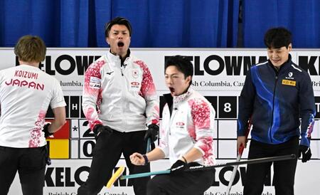 　韓国戦の第５エンド、柳沢のショットが決まり４点を挙げ、雄たけびを上げる山口（中央左）と山本（同右）＝共同