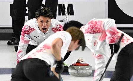 　韓国戦の第５エンド、指示を出す山口（共同）