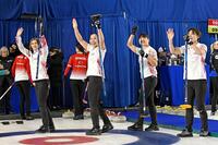 　女子１次Ｌでトルコに勝利しプレーオフ進出を決め、手を振るフォルティウスの（左から）吉村、近江谷、小谷、小野寺（共同）