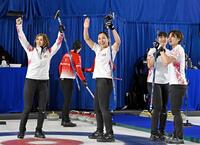 　女子１次Ｌでトルコに勝利しプレーオフ進出を決め、手を振るフォルティウスの（左から）吉村、近江谷、小谷、小野寺（共同）