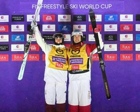 　モーグルＷ杯開幕戦の男子で優勝し、種目別トップの証しであるイエロービブを身につけた堀島行真（右）＝共同