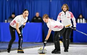 　第１エンド、スイープする小林（中央）と近江谷。奥は吉村（共同）