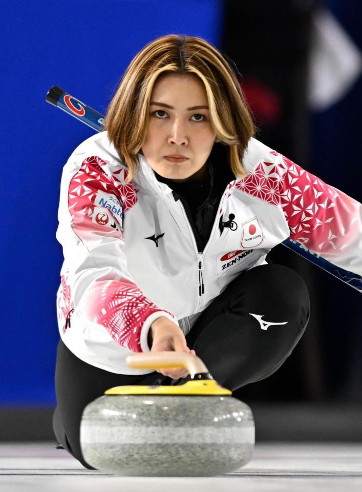 　トルコ戦の第５エンド、ショットを放つ吉村（共同）