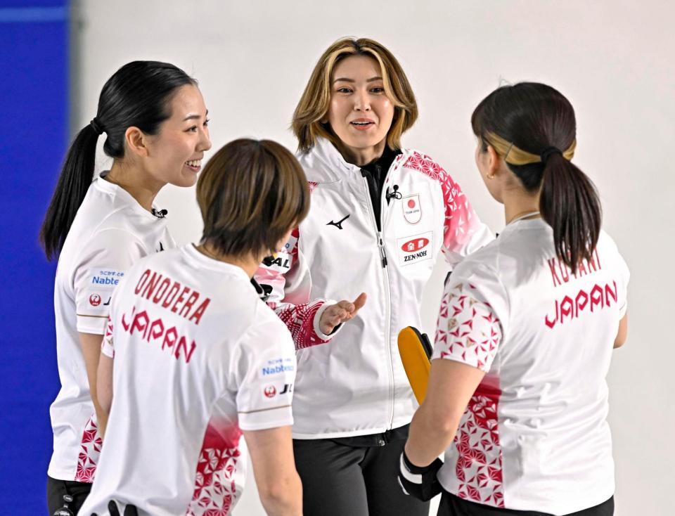 　トルコ戦の第２エンドを終え、笑顔を見せる吉村（右から２人目）ら（共同）