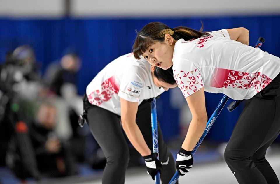 　トルコ戦の第３エンド、スイープする小谷（手前）＝共同