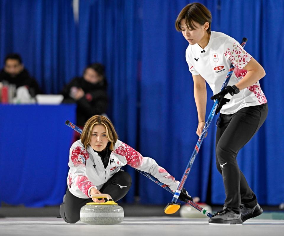 　トルコ戦の第５エンドでショットを放つ吉村。右は小野寺（共同）