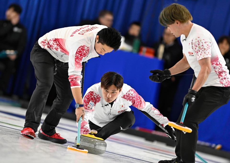 　韓国戦の第１エンド、ショットを放つ柳沢。左は山本、右は小泉（共同）