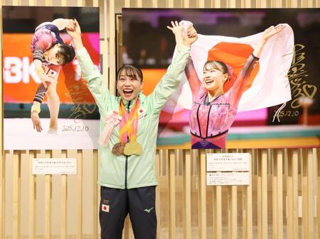 　写真パネルと同じポーズをとる杉原愛子（撮影・棚橋慶太）