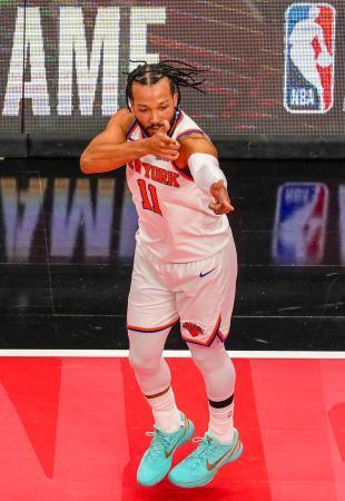 　ラプターズ戦で得点し、ポーズを決めるニックスのブランソン＝トロント（イマジンイメージズ・ロイター＝共同）