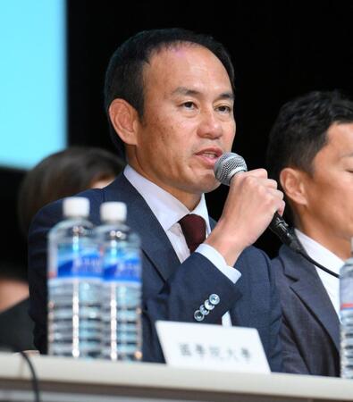 　「第１０２回箱根駅伝　記者発表」に登場した早大・花田勝彦監督（撮影・伊藤笙子）