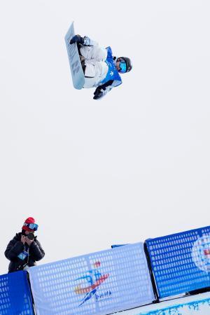 　予選でエアを決める平野流佳＝張家口・密苑（共同）