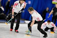 　ニュージーランド戦の第９エンド、スイープする小泉。左は山本（共同）