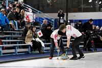 　ニュージーランド戦の第９エンド、スイープする小泉（右）と山本（共同）