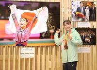 　自身の写真パネルにサインする杉原愛子（撮影・棚橋慶太）