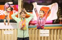 　笑顔で「王冠」ポーズをとる杉原愛子（撮影・棚橋慶太）