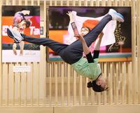 　自身の写真パネルの前でパフォーマンスする杉原愛子（撮影・棚橋慶太）