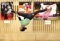 　自身の写真パネルの前でパフォーマンスする杉原愛子（撮影・棚橋慶太）