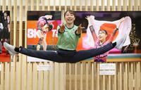 自身の写真パネルの前でパフォーマンスする杉原愛子＝日本橋三越本店（撮影・棚橋慶太）