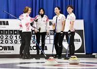 　女子１次Ｌ　ノルウェー戦の延長第11エンド、タイムアウトで作戦を練る（左から）吉村、船山コーチ、近江谷、小野寺