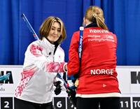 　女子１次Ｌでノルウェーに延長の末に敗れ、相手選手と握手する吉村