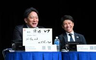 　「第１０２回箱根駅伝トークバトル」で箱根駅伝をゴルフに例えて語る青学大・原晋監督（左）と笑顔を見せる駒大・藤田敦史監督（撮影・伊藤笙子）