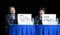 　駒大・藤田敦史監督（右）の直球質問にタジタジの青学大・原晋監督（撮影・伊藤笙子）