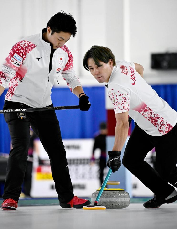 　ニュージーランド戦の第６エンド、スイープする小泉。左は山本（共同）
