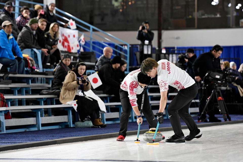 　ニュージーランド戦の第９エンド、スイープする小泉（右）と山本（共同）