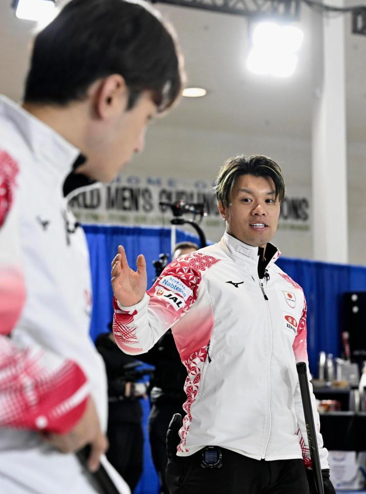 　男子１次Ｌでニュージーランドに勝利し、柳沢（手前）とタッチを交わす山口（共同）