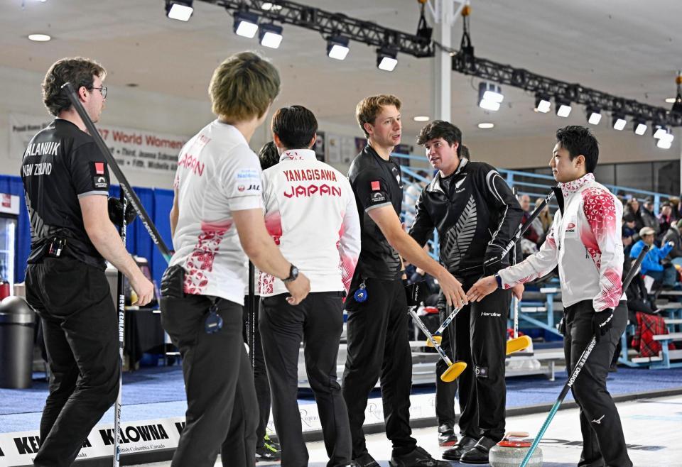 　男子１次Ｌでニュージーランドに勝利し、健闘をたたえ合う山本（右端）ら（共同）