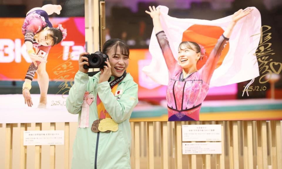 　笑顔でカメラを構える杉原愛子（撮影・棚橋慶太）