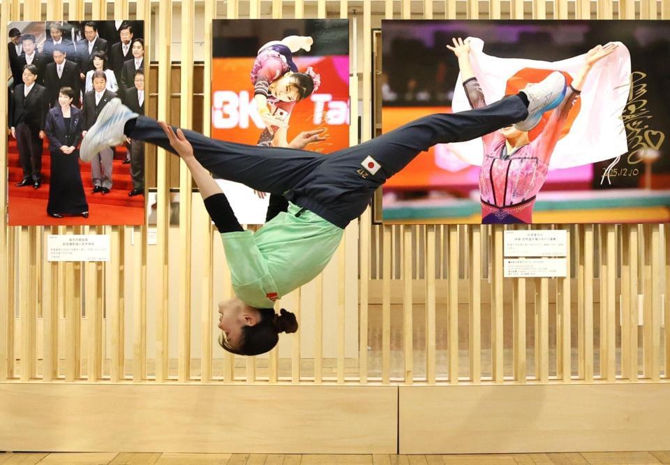 　自身の写真パネルの前でパフォーマンスする杉原愛子（撮影・棚橋慶太）