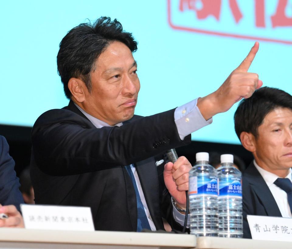 　「第１０２回箱根駅伝　記者発表」で恒例の作戦名を明かす青学大・原晋監督（撮影・伊藤笙子）