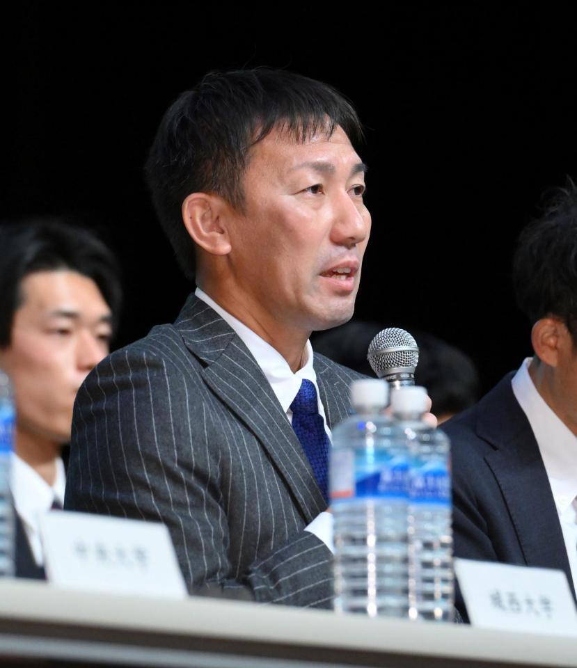 　「第１０２回箱根駅伝　記者発表」に登場した創価大・榎木和貴監督（撮影・伊藤笙子）