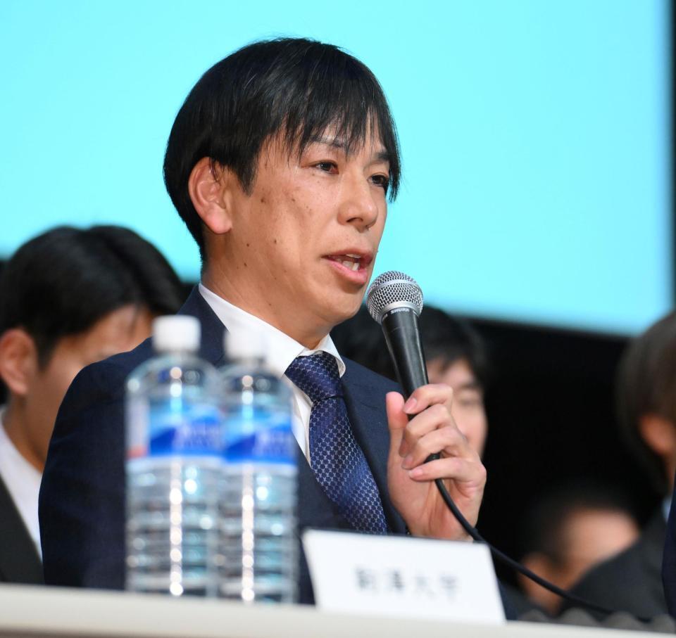 　「第１０２回箱根駅伝　記者発表」に登場した国学院大・前田康弘監督（撮影・伊藤笙子）