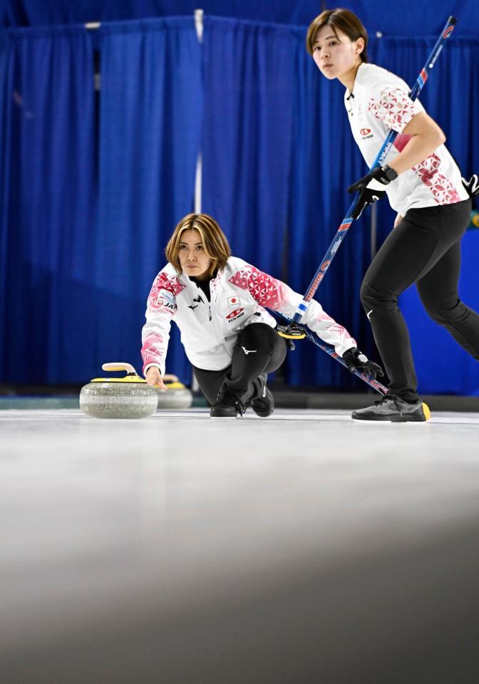 　女子１次Ｌ　ノルウェー戦の延長第11エンド、ショットを放つ吉村。右は小野寺。