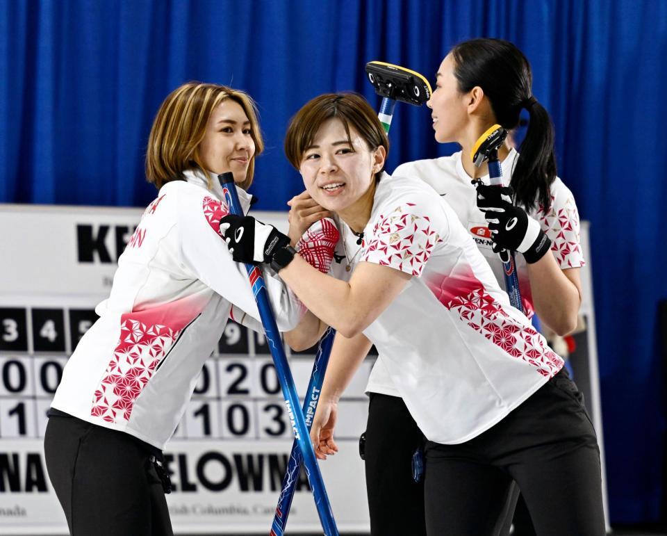 　女子１次Ｌでノルウェーに延長の末に敗れた日本のフォルティウス。（左から）吉村、小野寺、近江谷