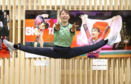 　自身の写真パネルの前でパフォーマンスする杉原愛子（撮影・棚橋慶太）