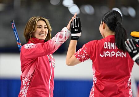 　ノルウェー戦の第５エンド、ショットが決まり近江谷（右）とタッチを交わす吉村（共同）