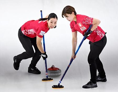　ノルウェー戦の第４エンド、スイープする近江谷（左）と小野寺（共同）