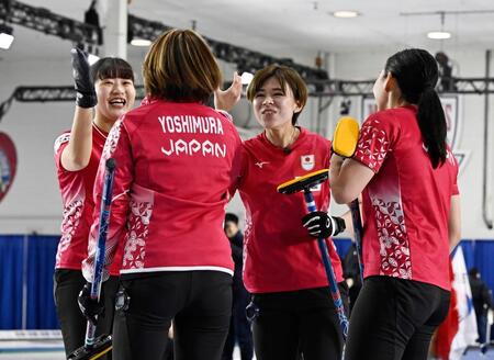 　ノルウェー戦の第２エンドに２点を奪いタッチを交わす（左から）小谷、吉村、小野寺、近江谷（共同）