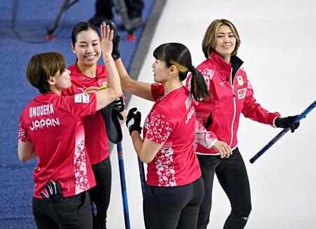 　ノルウェー戦の第４エンドを終え、笑顔を見せる（右から）吉村、小谷、近江谷、小野寺（共同）