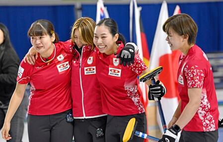 　女子プレーオフでノルウェーを破って五輪出場権を獲得し、歓喜する（左から）小谷、吉村、近江谷、小野寺（共同）