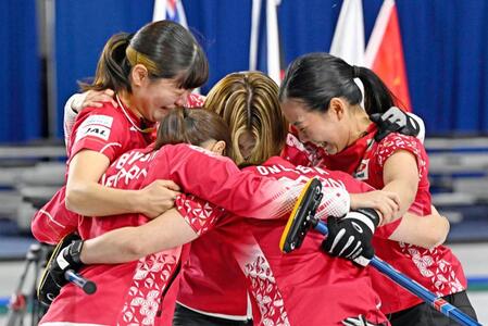 　女子プレーオフでノルウェーを破って五輪出場権を獲得し、抱き合って喜ぶ近江谷（右端）ら日本代表のフォルティウス（共同）