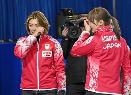 　女子プレーオフでノルウェーを破って五輪出場権を獲得し、涙を浮かべる吉村。右は小林（共同）