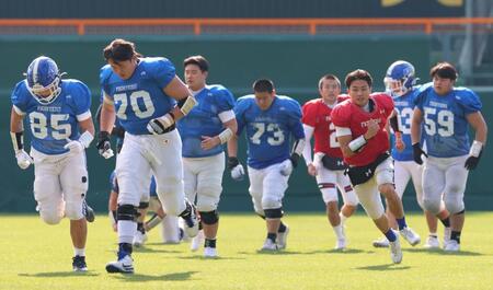 　練習で汗を流す関学大の選手たち（撮影・立川洋一郎）